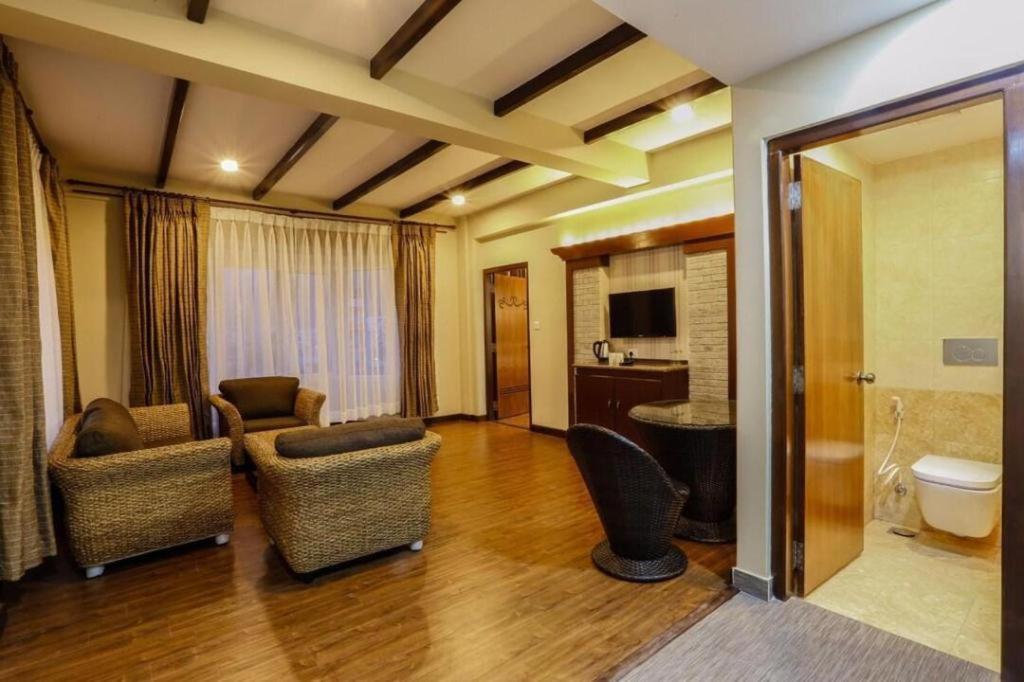 Da Yatra Courtyard Hotel & Resort Pokhara Exterior photo